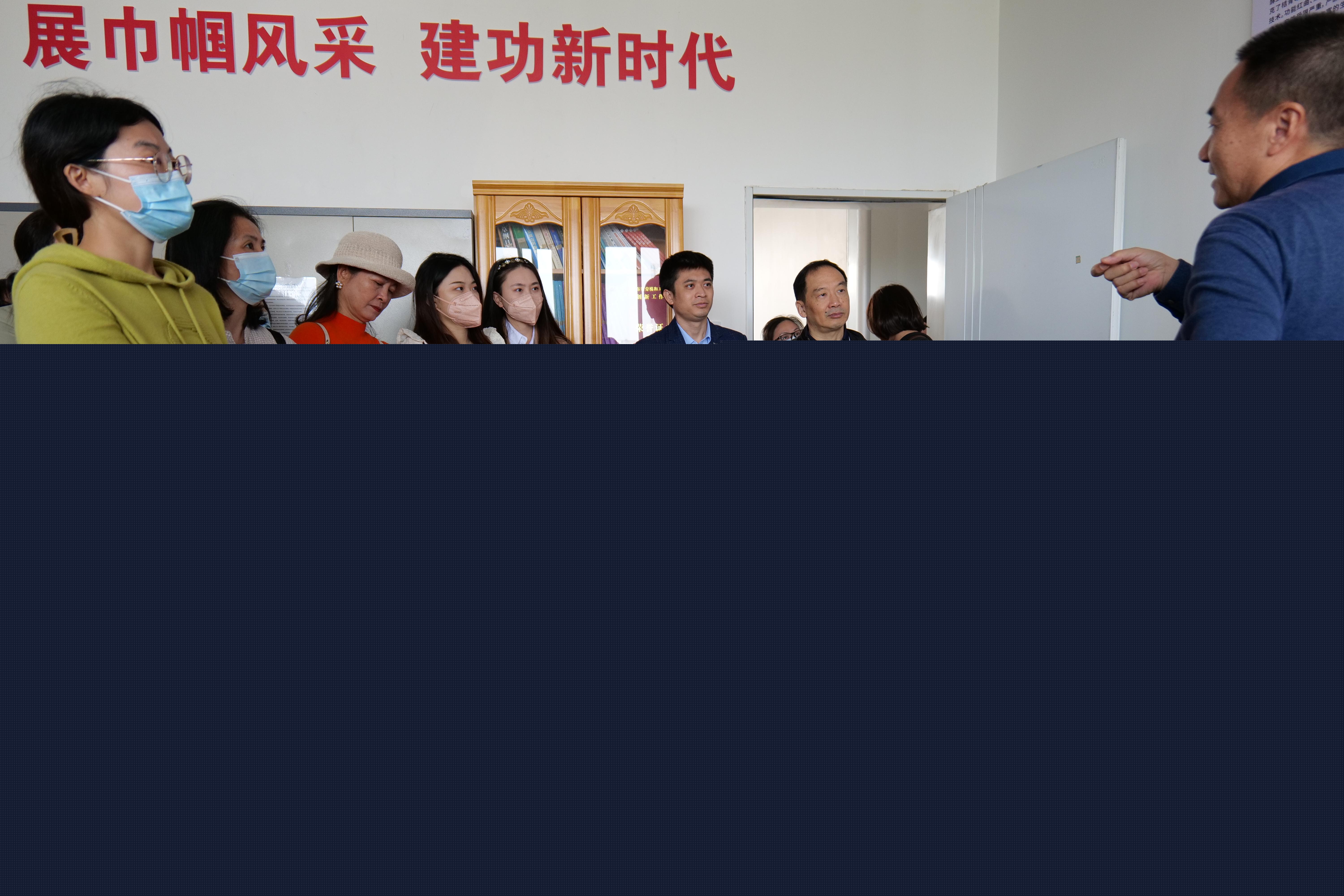 01 圖為公司副總經(jīng)理、工會主席劉有強介紹工作室的基本情況