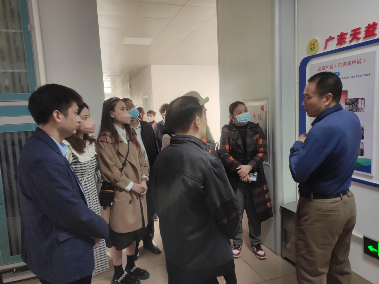 02 圖為公司副總經(jīng)理、工會主席劉有強介紹工作室取得的創(chuàng)新成果