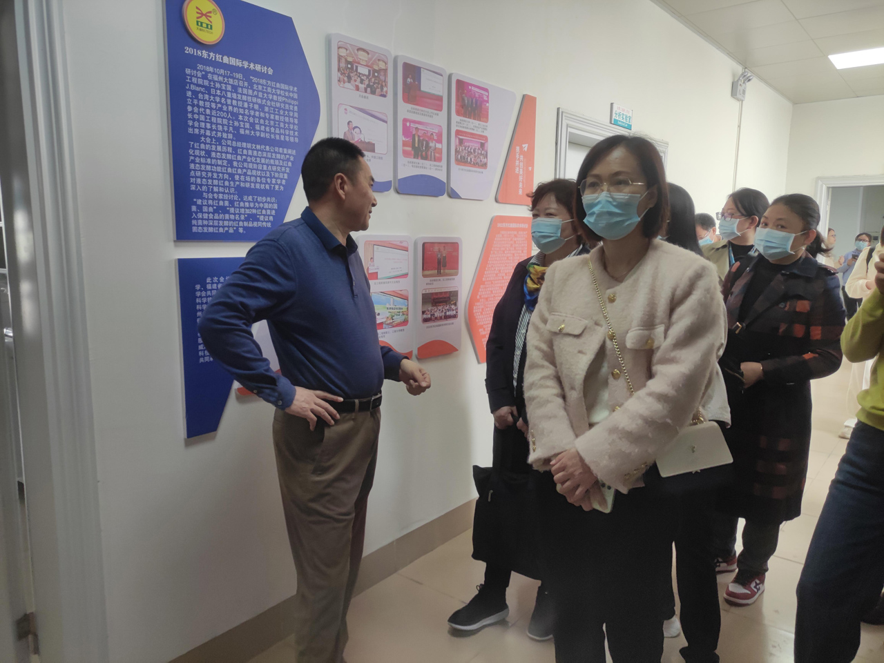 05 圖為公司副總經(jīng)理、工會主席劉有強介紹工作室成員參加2018、2022東方紅曲國際學術研討會