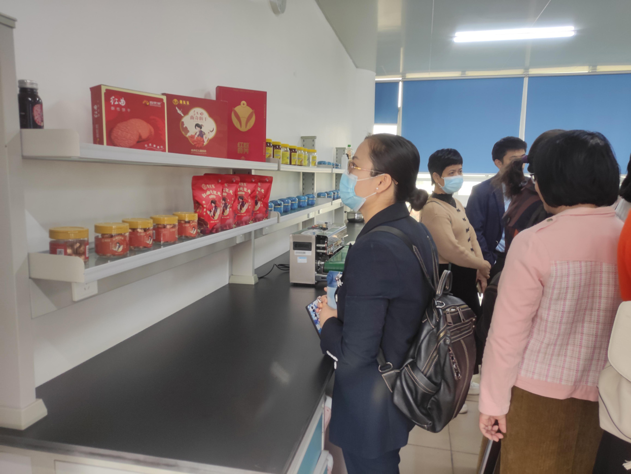 06 圖為參觀工作室研究開發(fā)的新產(chǎn)品