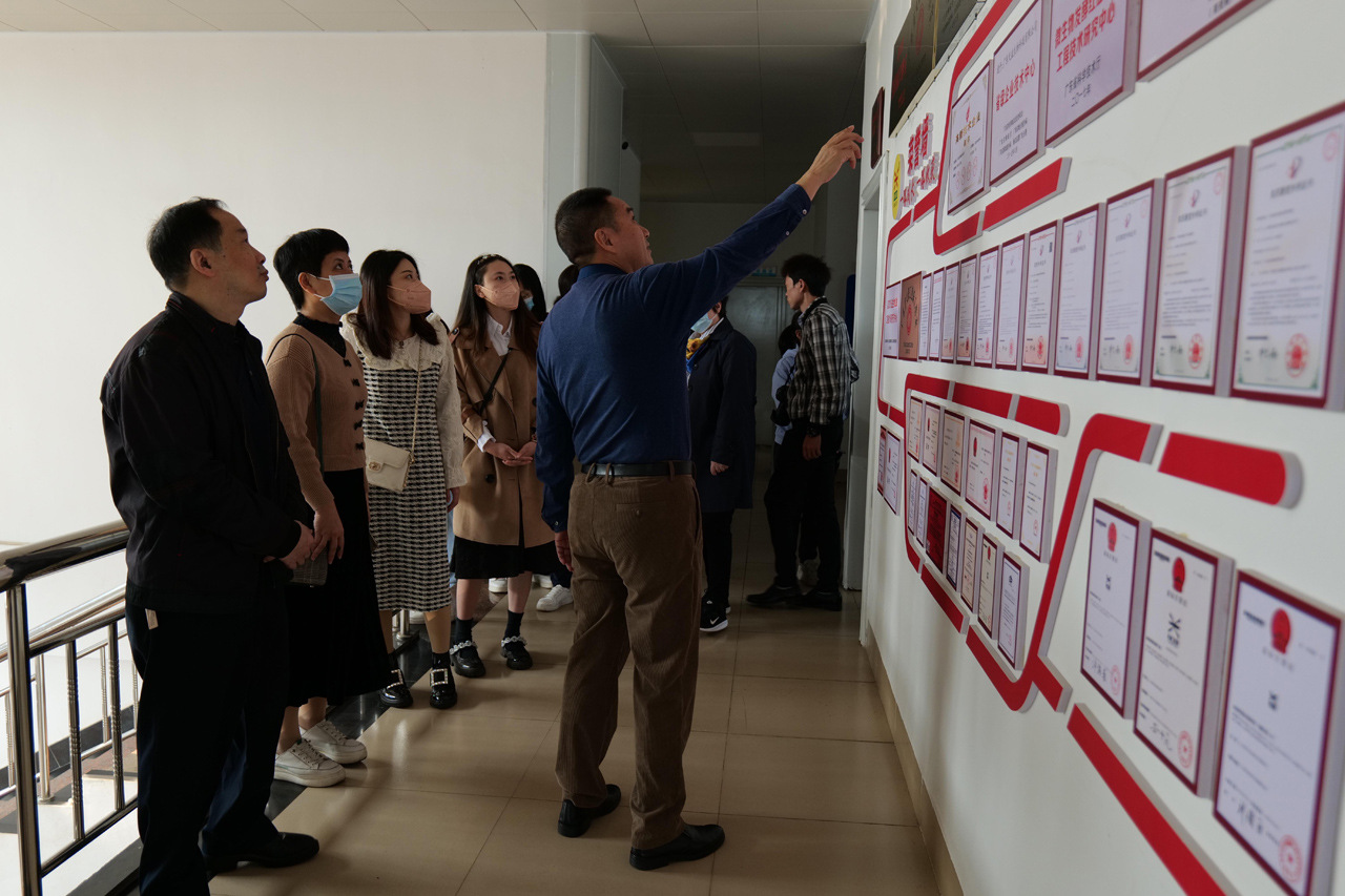 07 圖為公司副總經(jīng)理、工會主席劉有強介紹工作室取得的榮譽