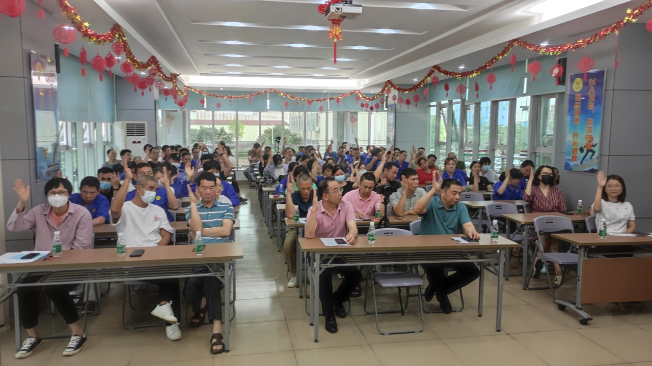 17 圖為會(huì)議舉手表決審議通過(guò)財(cái)務(wù)預(yù)算報(bào)告和公司生產(chǎn)經(jīng)營(yíng)情況報(bào)告