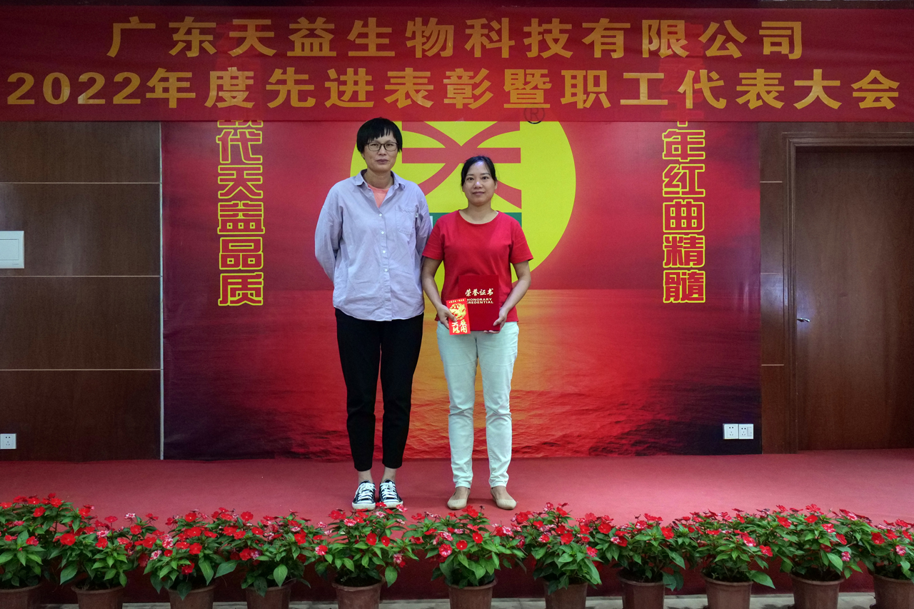 20 圖為優(yōu)秀班長(zhǎng)領(lǐng)獎(jiǎng)合影