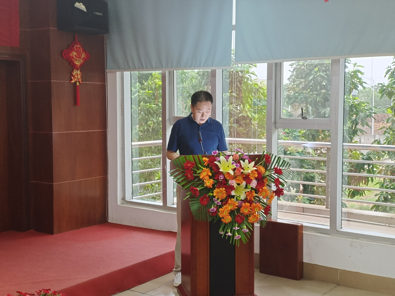 24 圖為劉副總經(jīng)理宣讀關(guān)于對(duì)祁路同志獲得2023年廣東省五一勞動(dòng)獎(jiǎng)?wù)鹿具M(jìn)行表彰和開(kāi)展學(xué)習(xí)的決定