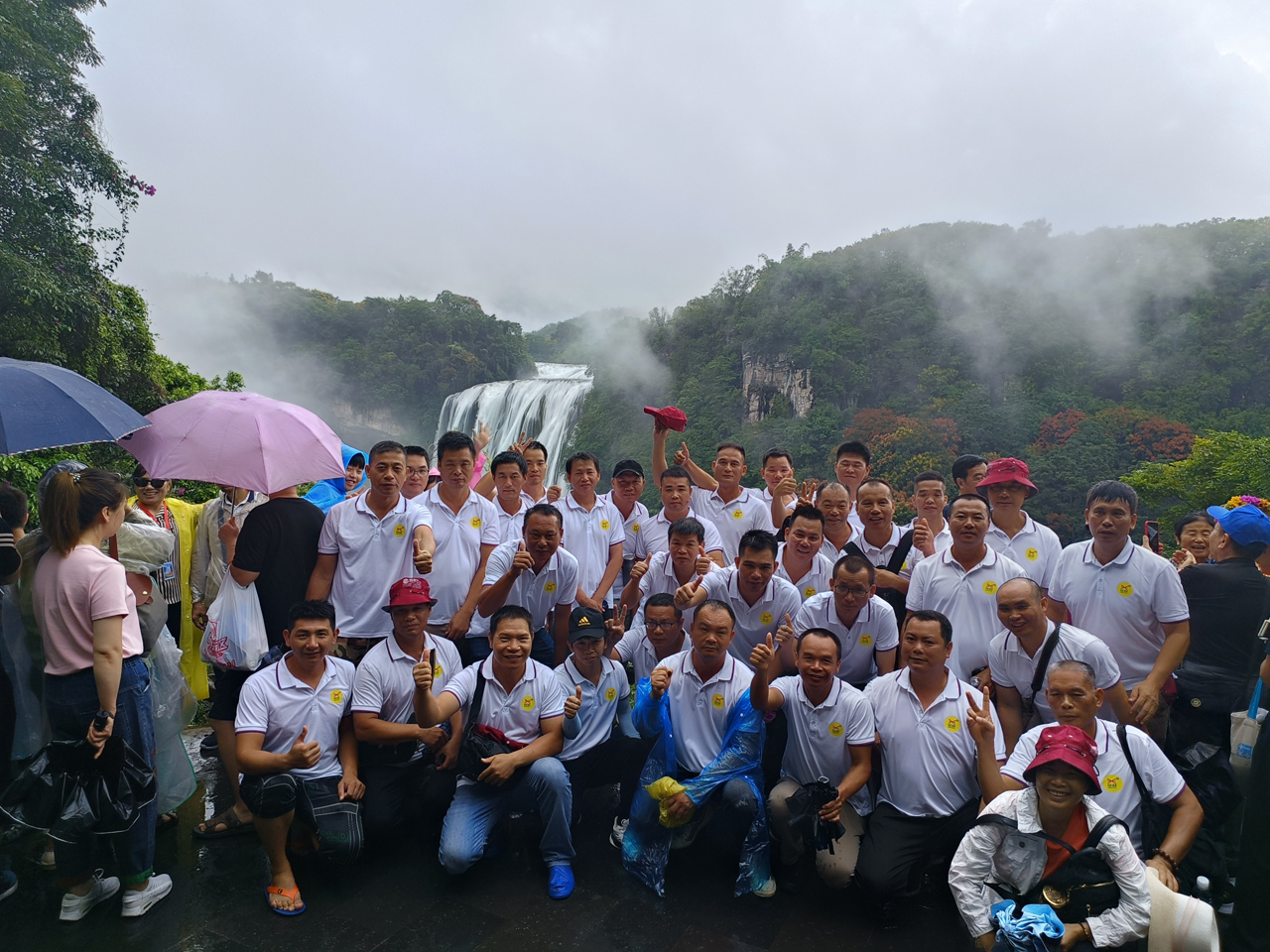 34 這是一群快樂(lè)的人，在干一件快樂(lè)的事