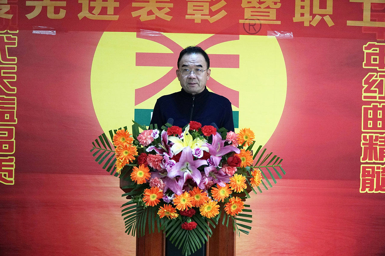 03 圖為公司副總經(jīng)理尚學(xué)平作生產(chǎn)工作情況報告