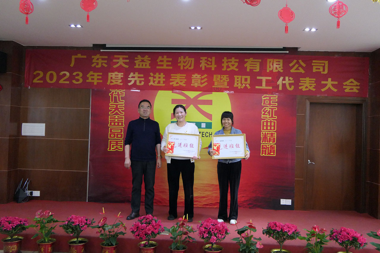 08 圖為先進(jìn)班組合影