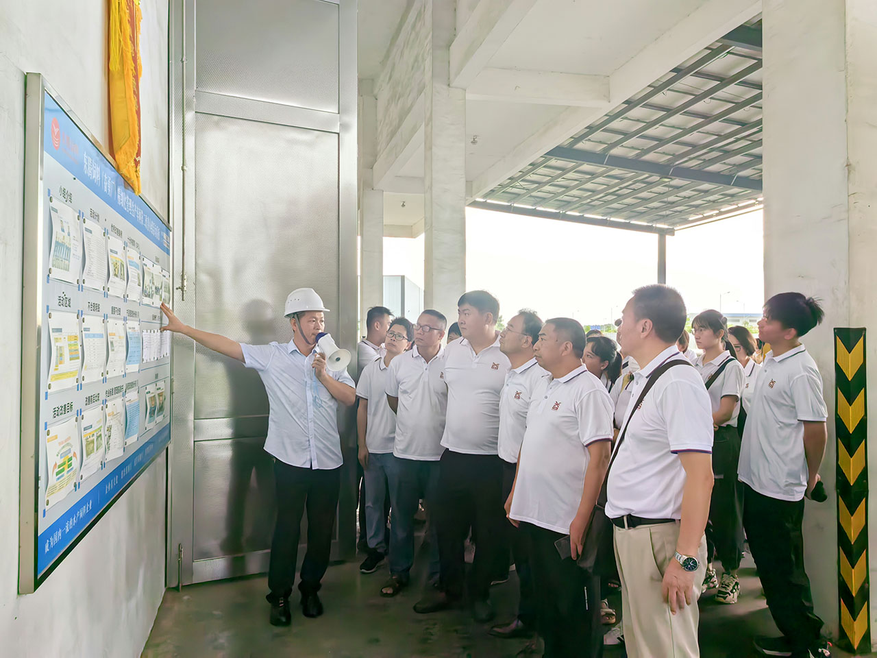 05 圖為參觀學(xué)習(xí)東騰飼料生產(chǎn)車間精細化管理