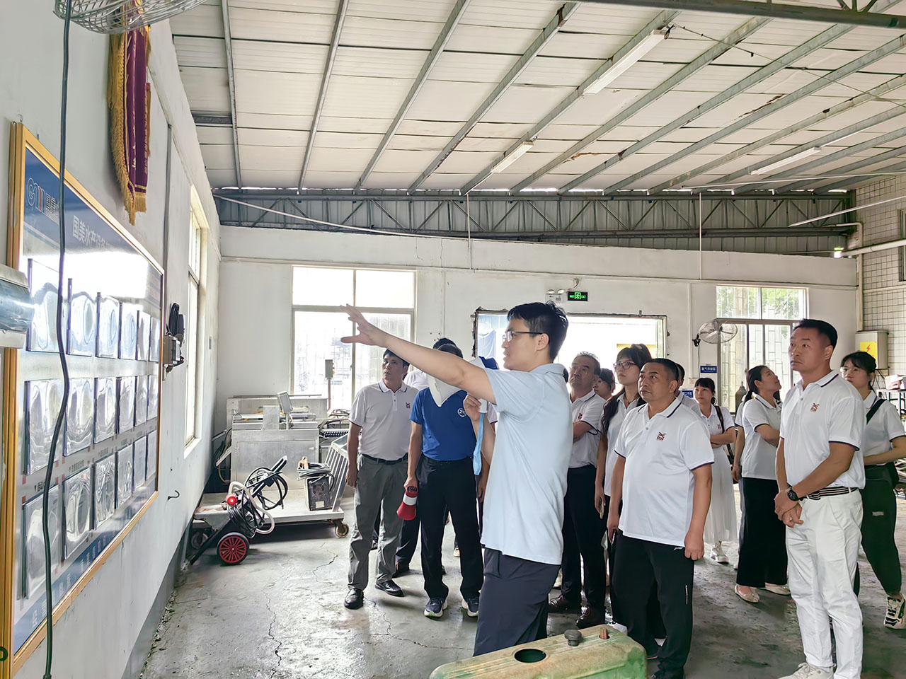 08 圖為參觀學(xué)習(xí)國美水產(chǎn)車間精細化管理
