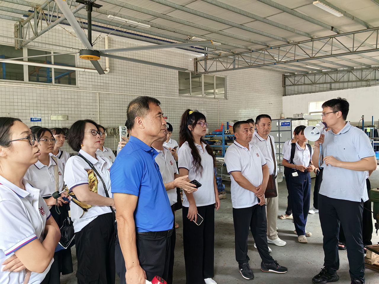 09 圖為參觀學(xué)習(xí)國美水產(chǎn)車間精細化管理