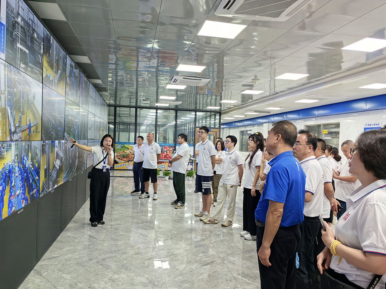 11 圖為參觀學(xué)習(xí)國聯(lián)水產(chǎn)數(shù)字化管理