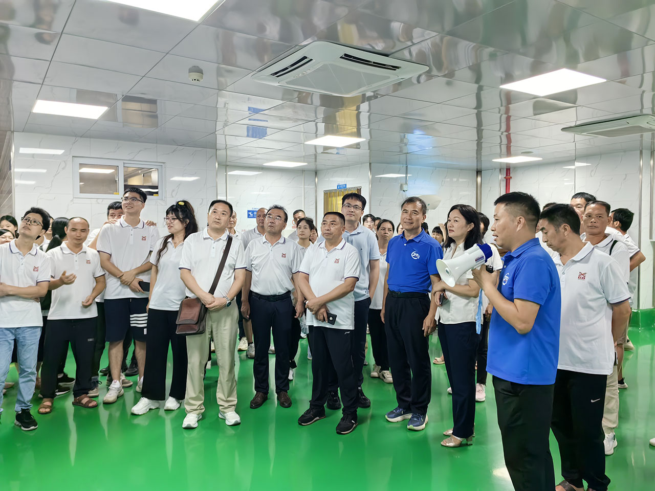 13 圖為參觀學(xué)習(xí)國聯(lián)水產(chǎn)車間精細化管理