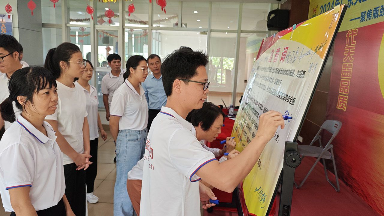 11 小組成員宣誓簽字