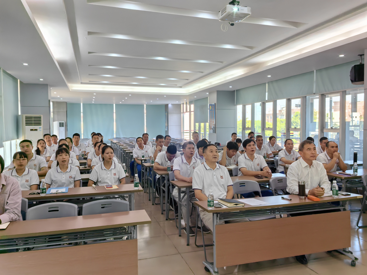 00 會(huì)議現(xiàn)場(chǎng)